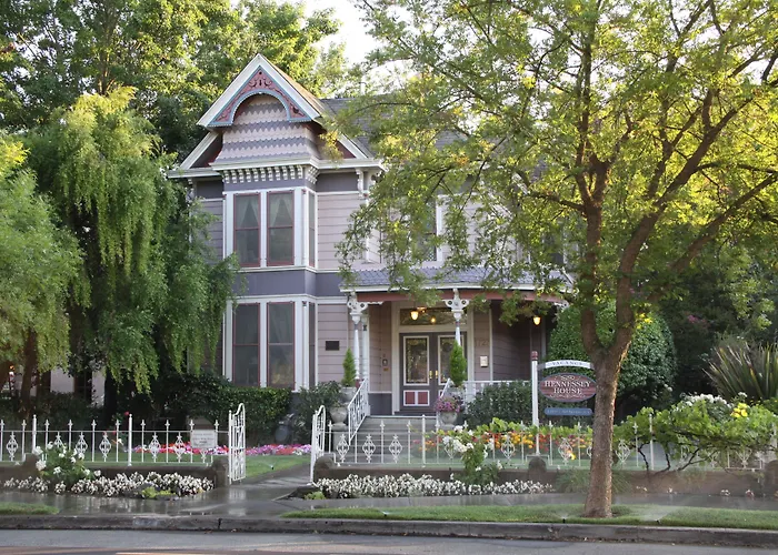 Hennessey House Bed And Breakfast
